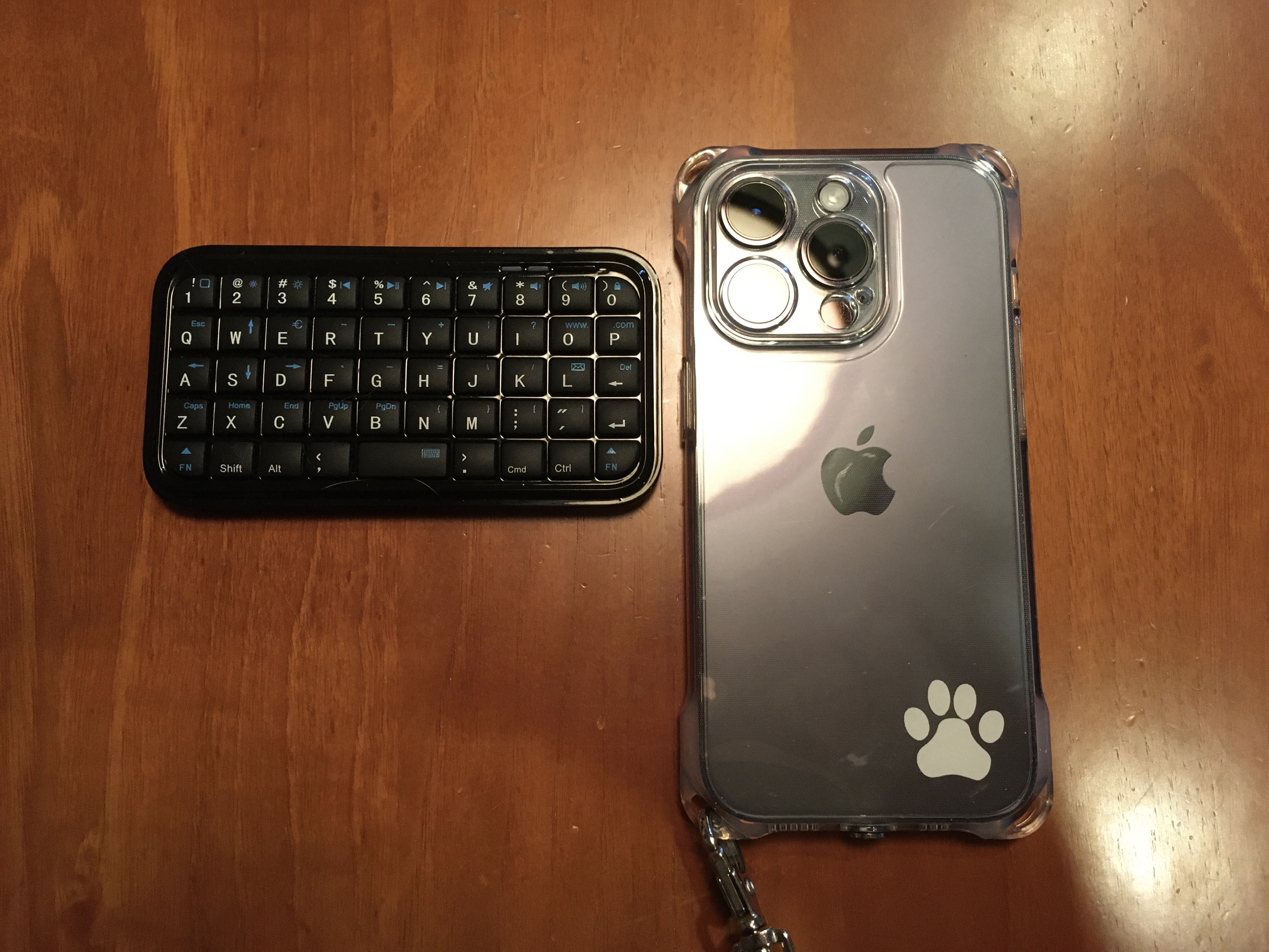 DIWOSHE超小型キーボード本体とiPhone 14 Proを並べて撮った写真。iPhoneと比べて半分近く小さいことがわかります。